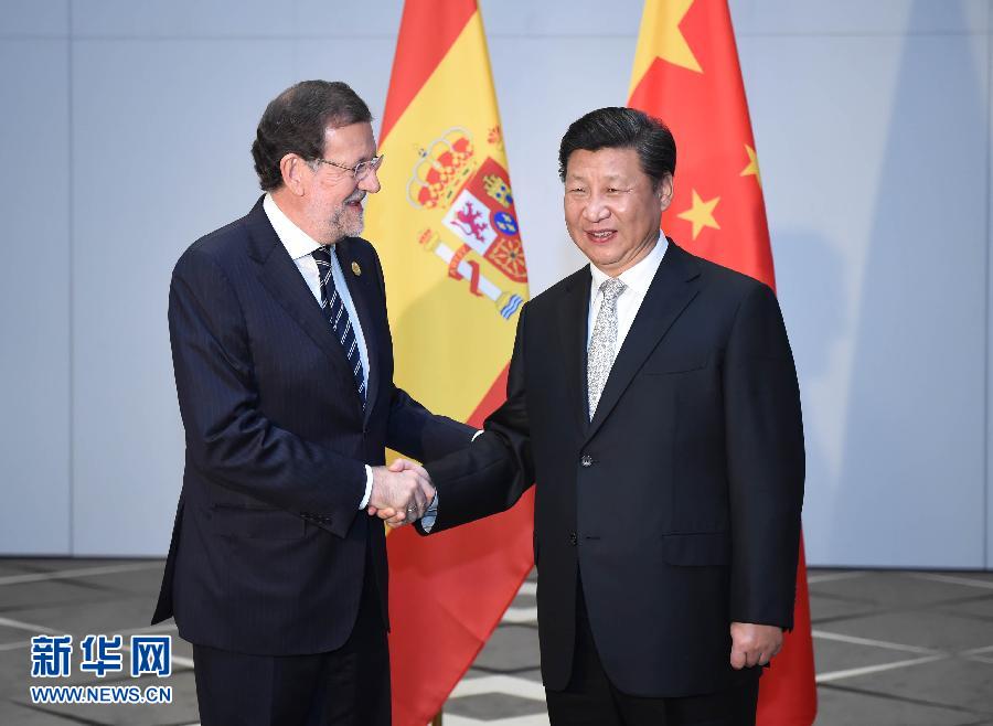 11月16日，國(guó)家主席習(xí)近平在土耳其安塔利亞會(huì)見西班牙首相拉霍伊。 新華社記者 張鐸 攝
