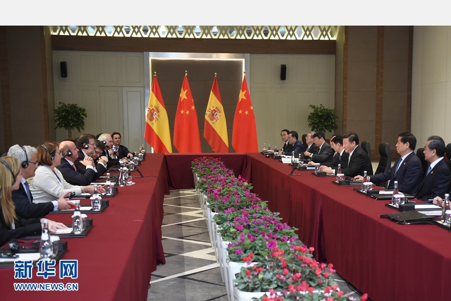 11月16日，國(guó)家主席習(xí)近平在土耳其安塔利亞會(huì)見西班牙首相拉霍伊。 新華社記者 張鐸 攝
