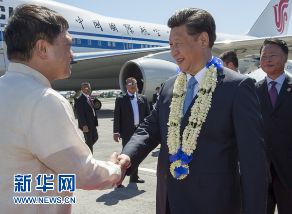 11月17日，國(guó)家主席習(xí)近平抵達(dá)菲律賓首都馬尼拉尼諾&middot;阿基諾國(guó)際機(jī)場(chǎng)，出席即將舉行的亞太經(jīng)合組織第二十三次領(lǐng)導(dǎo)人非正式會(huì)議。菲律賓高級(jí)官員到機(jī)場(chǎng)迎接習(xí)近平主席。新華社記者李學(xué)仁攝