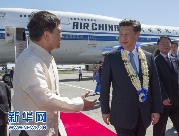 11月17日，國(guó)家主席習(xí)近平抵達(dá)菲律賓首都馬尼拉尼諾&middot;阿基諾國(guó)際機(jī)場(chǎng)，出席即將舉行的亞太經(jīng)合組織第二十三次領(lǐng)導(dǎo)人非正式會(huì)議。菲律賓高級(jí)官員到機(jī)場(chǎng)迎接習(xí)近平主席。新華社記者李學(xué)仁攝