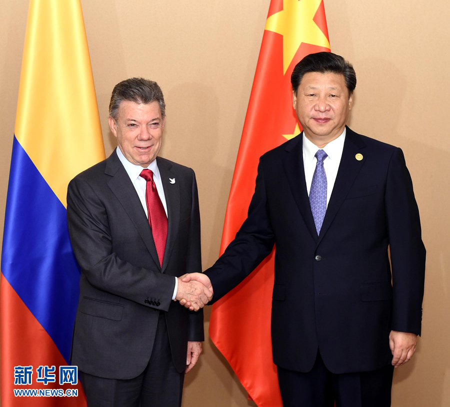 11月18日，國家主席習(xí)近平在菲律賓馬尼拉會(huì)見哥倫比亞總統(tǒng)桑托斯。 新華社記者 饒愛民 攝