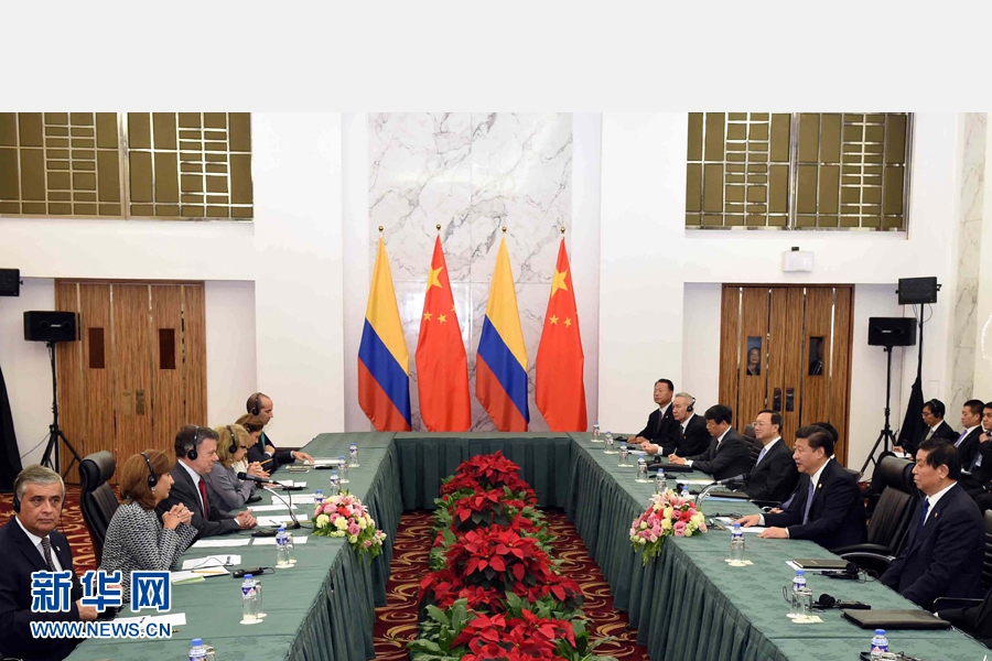 11月18日，國家主席習(xí)近平在菲律賓馬尼拉會(huì)見哥倫比亞總統(tǒng)桑托斯。 新華社記者 饒愛民 攝