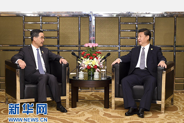 11月18日，國家主席習(xí)近平在菲律賓馬尼拉會(huì)見前來出席亞太經(jīng)合組織第二十三次領(lǐng)導(dǎo)人非正式會(huì)議的香港特別行政區(qū)行政長(zhǎng)官梁振英。新華社記者謝環(huán)馳攝