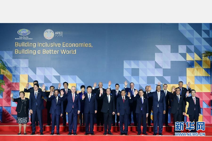 這是會(huì)議開始前，國家主席習(xí)近平同其他亞太經(jīng)合組織成員經(jīng)濟(jì)體領(lǐng)導(dǎo)人、代表合影。 新華社記者 姚大偉 攝