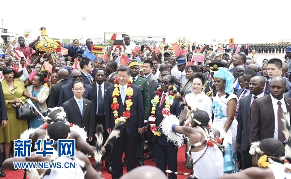 12月1日，中國(guó)國(guó)家主席習(xí)近平乘專(zhuān)機(jī)抵達(dá)津巴布韋首都哈拉雷，開(kāi)始對(duì)津巴布韋進(jìn)行國(guó)事訪問(wèn)。津巴布韋總統(tǒng)穆加貝在機(jī)場(chǎng)舉行隆重歡迎儀式。這是當(dāng)?shù)孛癖娞饸g快熱情的傳統(tǒng)舞蹈，歡迎習(xí)近平和彭麗媛到訪。新華社記者 謝環(huán)馳 攝 