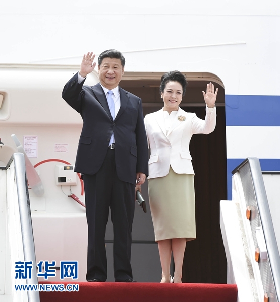 12月1日，中國(guó)國(guó)家主席習(xí)近平乘專(zhuān)機(jī)抵達(dá)津巴布韋首都哈拉雷，開(kāi)始對(duì)津巴布韋進(jìn)行國(guó)事訪問(wèn)。津巴布韋總統(tǒng)穆加貝在機(jī)場(chǎng)舉行隆重歡迎儀式。這是習(xí)近平和夫人彭麗媛向歡迎人群揮手致意。新華社記者 謝環(huán)馳 攝 