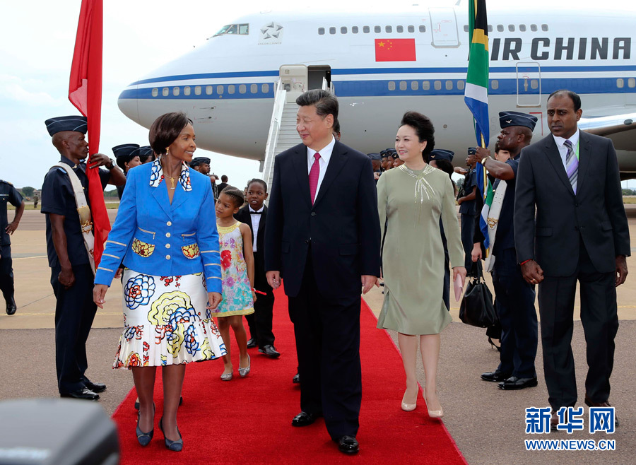 12月2日，國(guó)家主席習(xí)近平抵達(dá)南非首都比勒陀利亞，開(kāi)始對(duì)南非進(jìn)行國(guó)事訪問(wèn)。南非外長(zhǎng)馬沙巴內(nèi)等政府高級(jí)官員到機(jī)場(chǎng)迎接習(xí)近平和夫人彭麗媛。新華社記者蘭紅光攝
