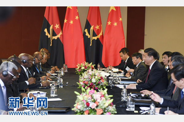 12月3日，國(guó)家主席習(xí)近平在約翰內(nèi)斯堡會(huì)見安哥拉總統(tǒng)多斯桑托斯。 新華社記者 謝環(huán)馳 攝