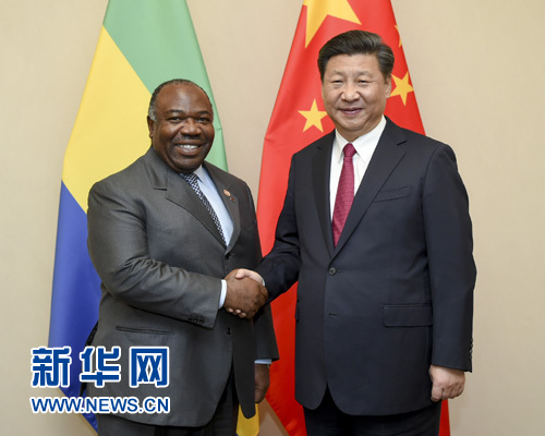 12月3日，國(guó)家主席習(xí)近平在約翰內(nèi)斯堡會(huì)見(jiàn)加蓬總統(tǒng)邦戈。新華社記者 謝環(huán)馳 攝 