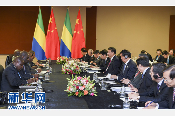 12月3日，國(guó)家主席習(xí)近平在約翰內(nèi)斯堡會(huì)見(jiàn)加蓬總統(tǒng)邦戈。新華社記者 謝環(huán)馳 攝 