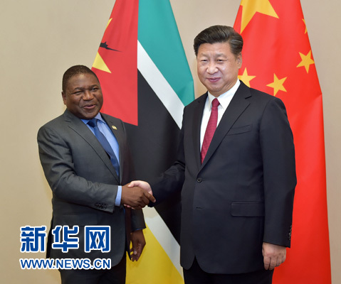 12月3日，國家主席習近平在約翰內斯堡會見莫桑比克總統(tǒng)紐西。新華社記者 李濤 攝 