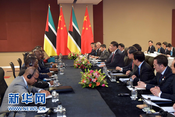 12月3日，國家主席習近平在約翰內斯堡會見莫桑比克總統(tǒng)紐西。新華社記者 李濤 攝 