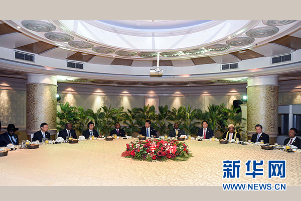 12月4日，國(guó)家主席習(xí)近平在約翰內(nèi)斯堡集體會(huì)見(jiàn)13位非洲國(guó)家領(lǐng)導(dǎo)人。 新華社記者 謝環(huán)馳 攝