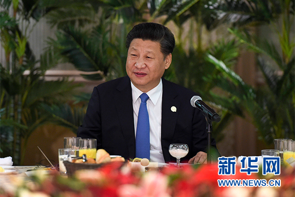 12月4日，國(guó)家主席習(xí)近平在約翰內(nèi)斯堡集體會(huì)見(jiàn)13位非洲國(guó)家領(lǐng)導(dǎo)人。 新華社記者 謝環(huán)馳 攝