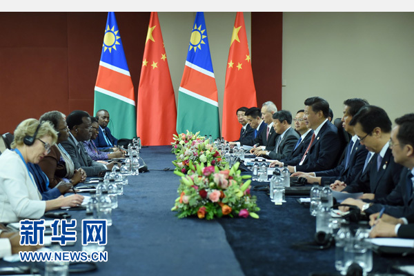 12月4日，國家主席習(xí)近平在約翰內(nèi)斯堡會見納米比亞總統(tǒng)根哥布。 新華社記者 張鐸 攝