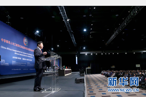 12月4日，國(guó)家主席習(xí)近平在約翰內(nèi)斯堡出席中非領(lǐng)導(dǎo)人與工商界代表高層對(duì)話會(huì)暨第五屆中非企業(yè)家大會(huì)閉幕式并發(fā)表題為《攜手共進(jìn)，譜寫(xiě)中非合作新篇章》的重要講話。新華社記者 姚大偉 攝