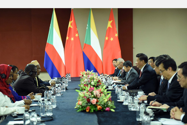 12月4日，國(guó)家主席習(xí)近平在約翰內(nèi)斯堡會(huì)見(jiàn)科摩羅總統(tǒng)伊基利盧。 新華社記者 張鐸 攝 

