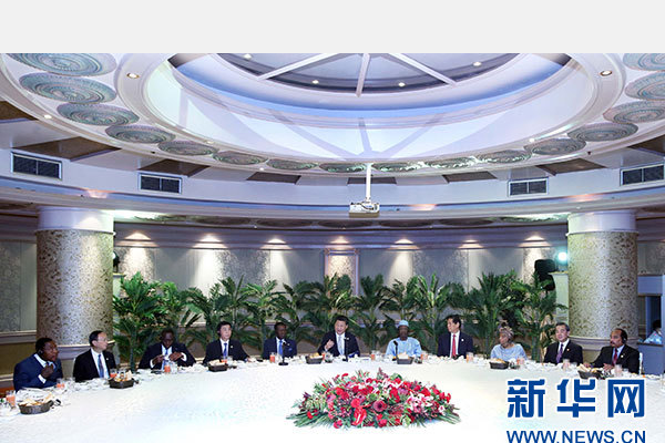 12月5日，國(guó)家主席習(xí)近平在約翰內(nèi)斯堡再次集體會(huì)見(jiàn)17位非洲國(guó)家領(lǐng)導(dǎo)人。 新華社記者 姚大偉 攝