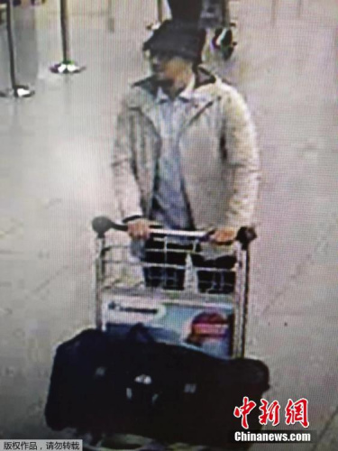 比利時(shí)聯(lián)邦警察公布一張機(jī)場監(jiān)控拍攝下的三名機(jī)場恐襲嫌疑犯的視頻截圖。