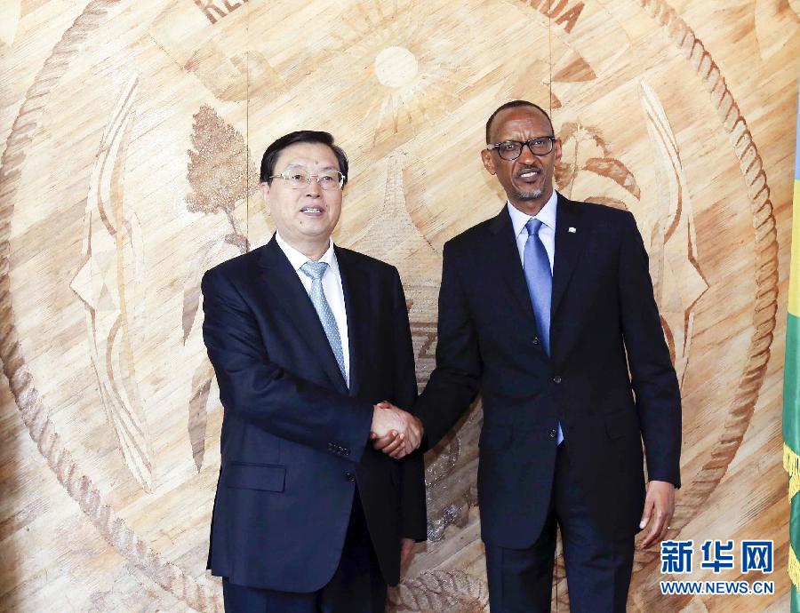 3月22日至23日，全國(guó)人大常委會(huì)委員長(zhǎng)張德江對(duì)盧旺達(dá)進(jìn)行正式友好訪問(wèn)。這是3月23日，張德江在盧旺達(dá)首都基加利會(huì)見(jiàn)盧旺達(dá)總統(tǒng)卡加梅。新華社記者 丁林 攝