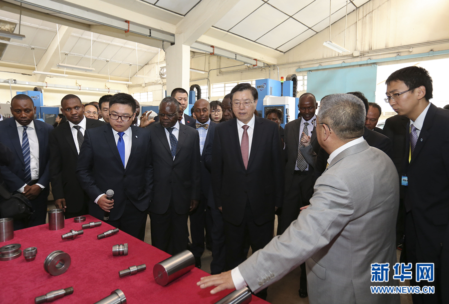 這是3月25日，張德江在肯尼亞首都內(nèi)羅畢考察中肯職業(yè)教育合作示范中心。 新華社記者丁林?jǐn)z