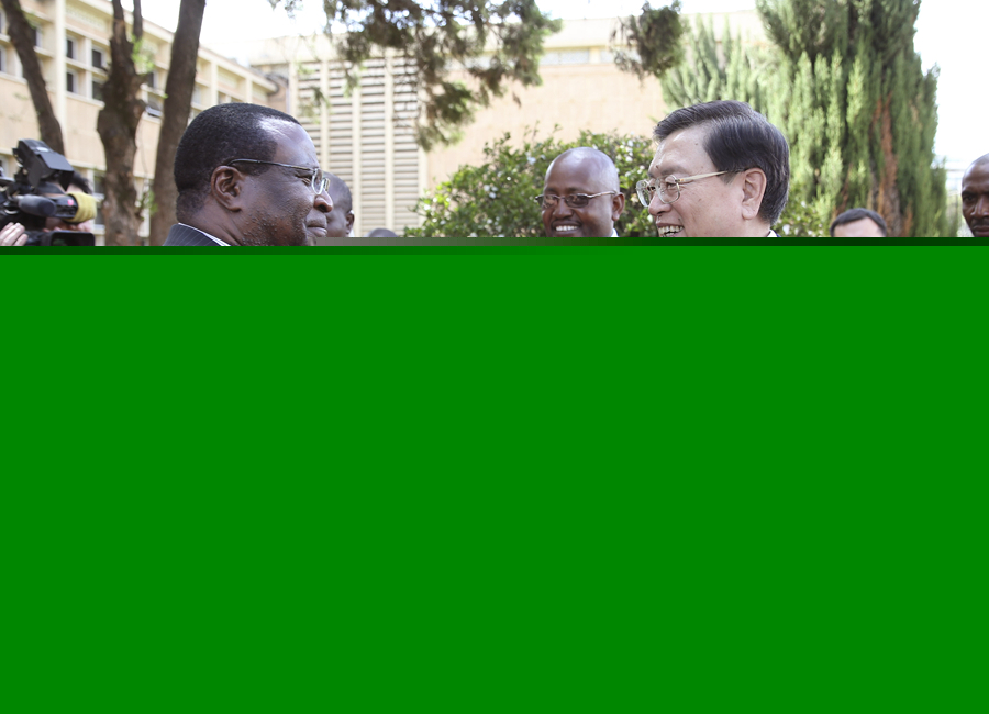 這是3月24日，張德江在肯尼亞首都內(nèi)羅畢與肯尼亞參議長(zhǎng)埃蘇羅舉行會(huì)談。 新華社記者馬占成攝