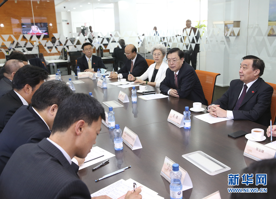 這是3月25日，張德江在肯尼亞首都內(nèi)羅畢考察中央電視臺(tái)非洲分臺(tái)并接見中央媒體駐非洲機(jī)構(gòu)負(fù)責(zé)人。 新華社記者馬占成攝