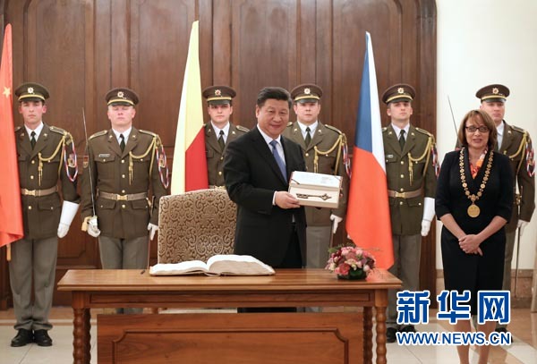 當?shù)貢r間3月29日，國家主席習近平在捷克布拉格會見布拉格市長科爾娜喬娃，并接受科爾娜喬娃代表該市贈予的城市鑰匙。 新華社記者 龐興雷攝