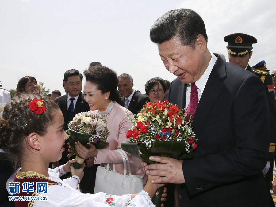  6月17日，國家主席習近平乘專機抵達貝爾格萊德，開始對塞爾維亞共和國進行國事訪問。塞爾維亞少年兒童向習近平和夫人彭麗媛獻上鮮花。新華社記者 蘭紅光 攝 