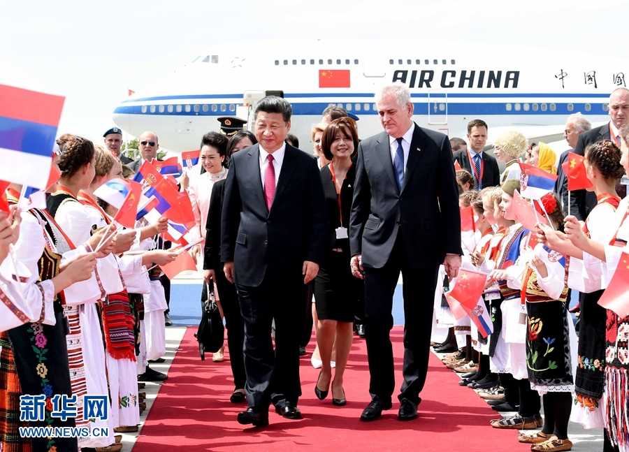 6月17日，國家主席習近平乘專機抵達貝爾格萊德，開始對塞爾維亞共和國進行國事訪問。習近平和夫人彭麗媛在機場受到塞爾維亞總統(tǒng)尼科利奇夫婦的熱情迎接。新華社記者 饒愛民 攝