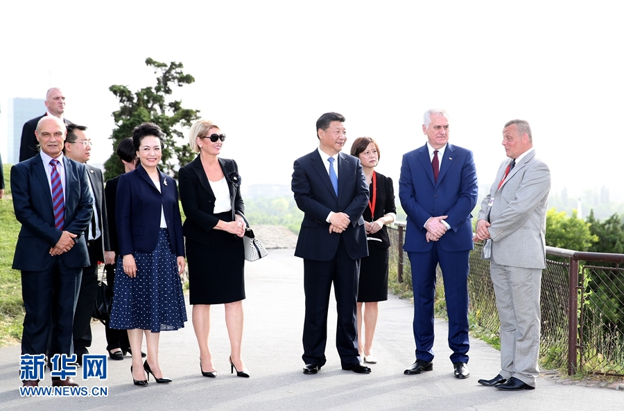 6月17日，中國國家主席習近平和夫人彭麗媛在塞爾維亞總統(tǒng)尼科利奇夫婦陪同下參觀具有悠久歷史的貝爾格萊德卡萊梅格丹公園。 新華社記者 馬占成 攝