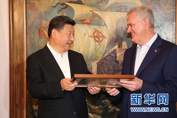 當(dāng)?shù)貢r(shí)間6月17日，國家主席習(xí)近平同塞爾維亞總統(tǒng)尼科利奇在貝爾格萊德舉行會(huì)晤。這是尼科利奇向習(xí)近平贈(zèng)送紀(jì)念品。新華社記者饒愛民攝