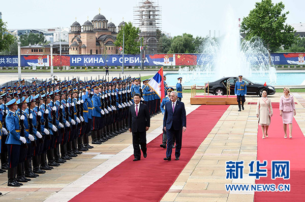 6月18日，國家主席習(xí)近平出席塞爾維亞總統(tǒng)尼科利奇在貝爾格萊德舉行的隆重歡迎儀式。 新華社記者饒愛民攝