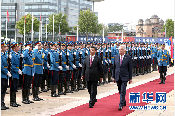 6月18日，國家主席習(xí)近平出席塞爾維亞總統(tǒng)尼科利奇在貝爾格萊德舉行的隆重歡迎儀式。 新華社記者馬占成攝