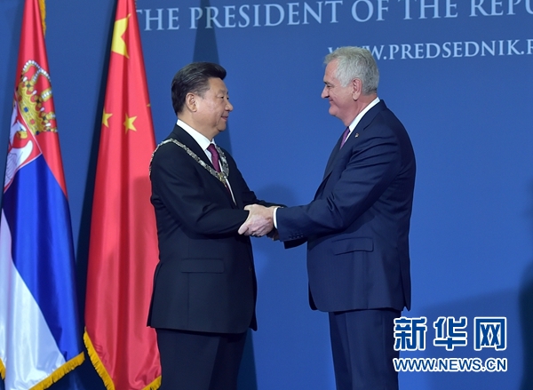 6月18日，國家主席習(xí)近平在貝爾格萊德同塞爾維亞總統(tǒng)尼科利奇舉行會談。會談后，尼科利奇向習(xí)近平授予塞爾維亞最高級別勛章&ldquo;共和國一級榮譽(yù)勛章&rdquo;，感謝習(xí)近平為中塞關(guān)系發(fā)展作出的杰出貢獻(xiàn)。新華社記者 李濤 攝 