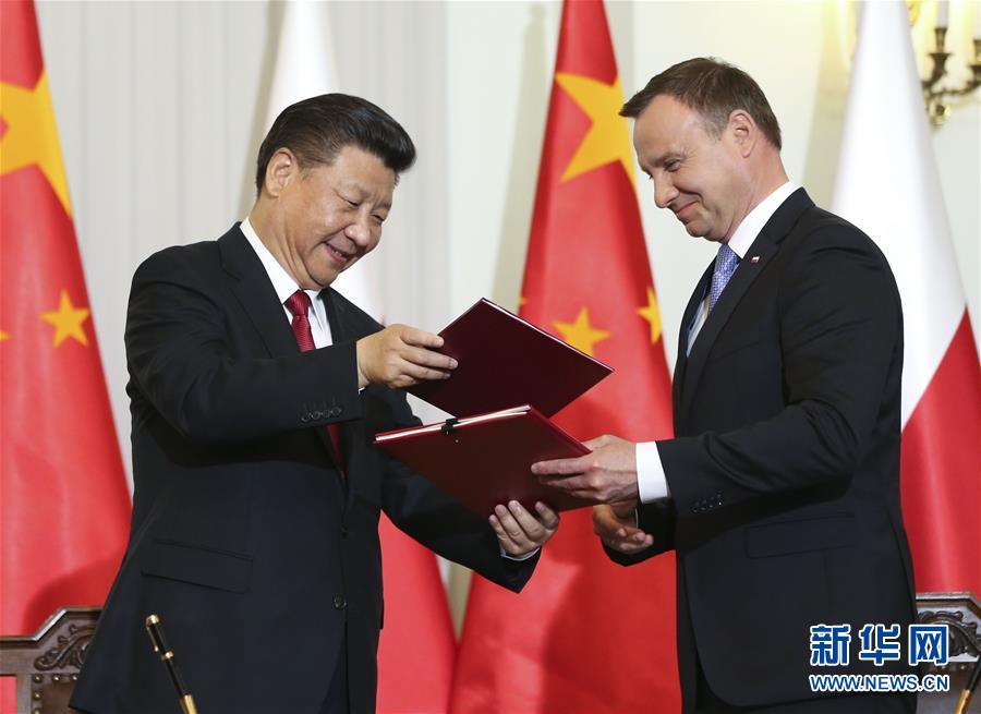 6月20日，國家主席習(xí)近平在華沙同波蘭總統(tǒng)杜達(dá)舉行會談。這是會談后，兩國元首共同簽署《中華人民共和國和波蘭共和國關(guān)于建立全面戰(zhàn)略伙伴關(guān)系的聯(lián)合聲明》。新華社記者蘭紅光攝