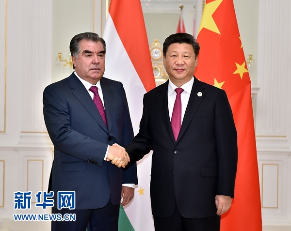 6月23日，國家主席習(xí)近平在塔什干會(huì)見塔吉克斯坦總統(tǒng)拉赫蒙。新華社記者李濤攝