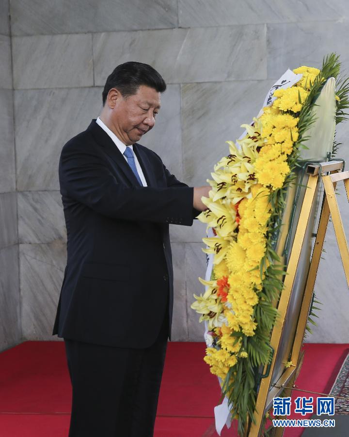 10月13日，國家主席習(xí)近平在金邊同柬埔寨首相洪森舉行會談。會談前，習(xí)近平向柬埔寨獨立紀(jì)念碑獻(xiàn)花圈。 新華社記者丁林?jǐn)z 
