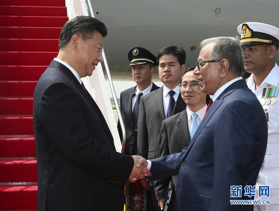 10月14日，國(guó)家主席習(xí)近平抵達(dá)達(dá)卡，開始對(duì)孟加拉人民共和國(guó)進(jìn)行國(guó)事訪問。這是孟加拉國(guó)總統(tǒng)哈米德在舷梯旁迎接習(xí)近平主席。 新華社記者蘭紅光 攝