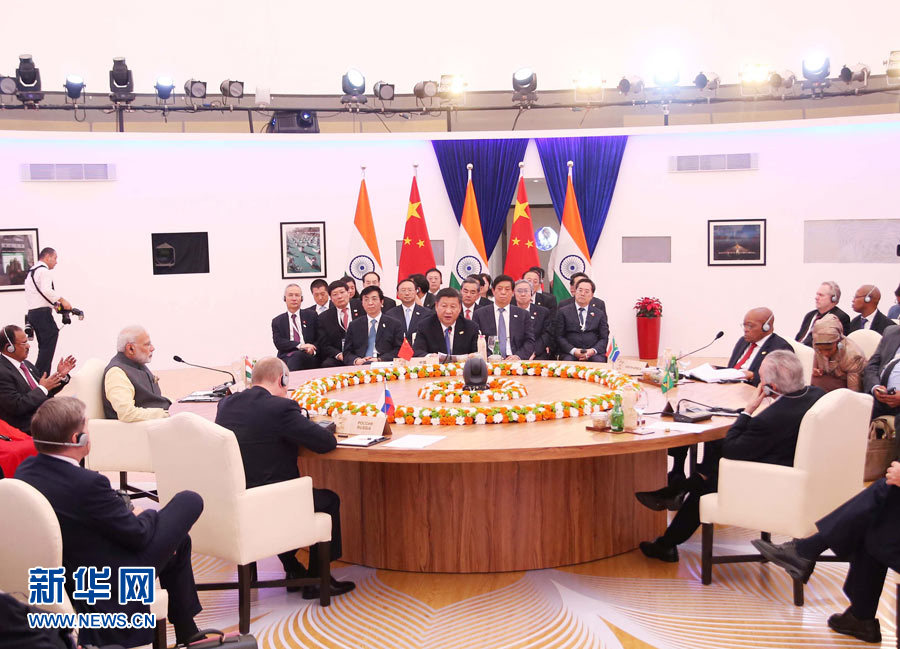 10月16日，金磚國家領(lǐng)導(dǎo)人第八次會晤在印度果阿舉行。中國國家主席習(xí)近平、印度總理莫迪、南非總統(tǒng)祖馬、巴西總統(tǒng)特梅爾、俄羅斯總統(tǒng)普京出席。習(xí)近平發(fā)表題為《堅定信心　共謀發(fā)展》的重要講話。新華社記者姚大偉攝 