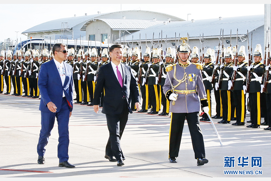 當(dāng)?shù)貢r間11月17日，國家主席習(xí)近平乘專機(jī)抵達(dá)基多，開始對厄瓜多爾共和國進(jìn)行國事訪問。這是厄瓜多爾總統(tǒng)科雷亞在機(jī)場為習(xí)近平舉行隆重歡迎儀式。新華社記者 鞠鵬 攝 