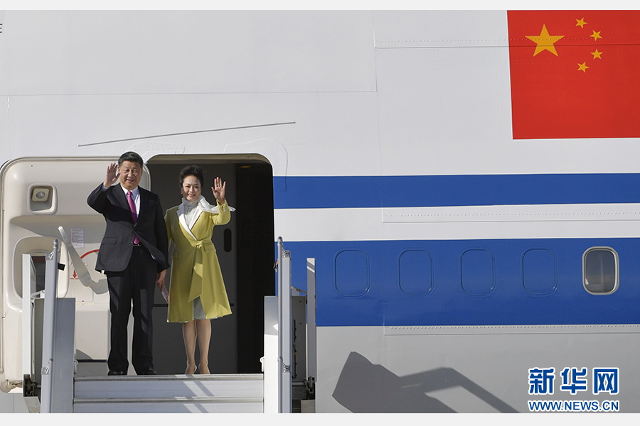 當(dāng)?shù)貢r間11月17日，國家主席習(xí)近平乘專機(jī)抵達(dá)基多，開始對厄瓜多爾共和國進(jìn)行國事訪問。這是習(xí)近平與夫人彭麗媛向歡迎人群揮手致意。新華社記者 王曄 攝 