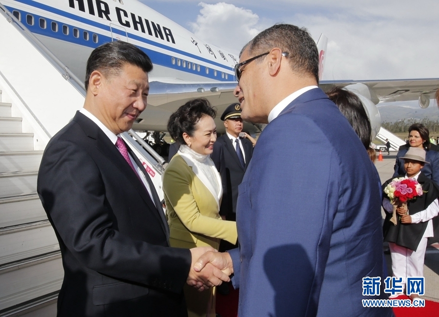 當(dāng)?shù)貢r間11月17日，國家主席習(xí)近平乘專機(jī)抵達(dá)基多，開始對厄瓜多爾共和國進(jìn)行國事訪問。厄瓜多爾總統(tǒng)科雷亞和夫人馬勒布等在舷梯旁熱情迎接習(xí)近平和夫人彭麗媛。新華社記者 鞠鵬 攝