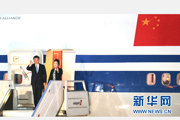 當(dāng)?shù)貢r間11月18日，國家主席習(xí)近平抵達(dá)利馬，出席亞太經(jīng)合組織第二十四次領(lǐng)導(dǎo)人非正式會議并對秘魯共和國進(jìn)行國事訪問。習(xí)近平和夫人彭麗媛受到秘魯副總統(tǒng)阿勞斯等熱情迎接。新華社記者 丁林 攝