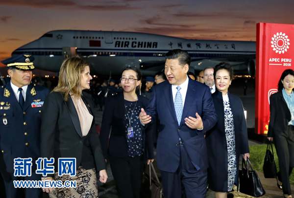 當(dāng)?shù)貢r間11月18日，國家主席習(xí)近平抵達(dá)利馬，出席亞太經(jīng)合組織第二十四次領(lǐng)導(dǎo)人非正式會議并對秘魯共和國進(jìn)行國事訪問。習(xí)近平和夫人彭麗媛受到秘魯副總統(tǒng)阿勞斯等熱情迎接。新華社記者 鞠鵬 攝