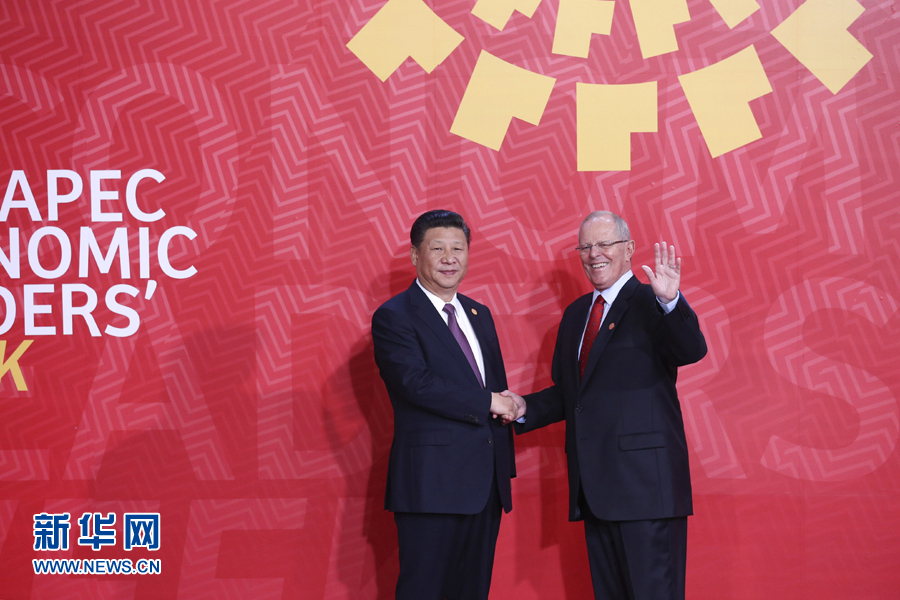 11月20日，亞太經(jīng)合組織第二十四次領(lǐng)導人非正式會議在秘魯利馬舉行。國家主席習近平出席并發(fā)表題為《面向未來開拓進取促進亞太發(fā)展繁榮》的重要講話。這是會議開始前，習近平受到秘魯總統(tǒng)庫琴斯基的熱情迎接。 新華社記者 龐興雷 攝