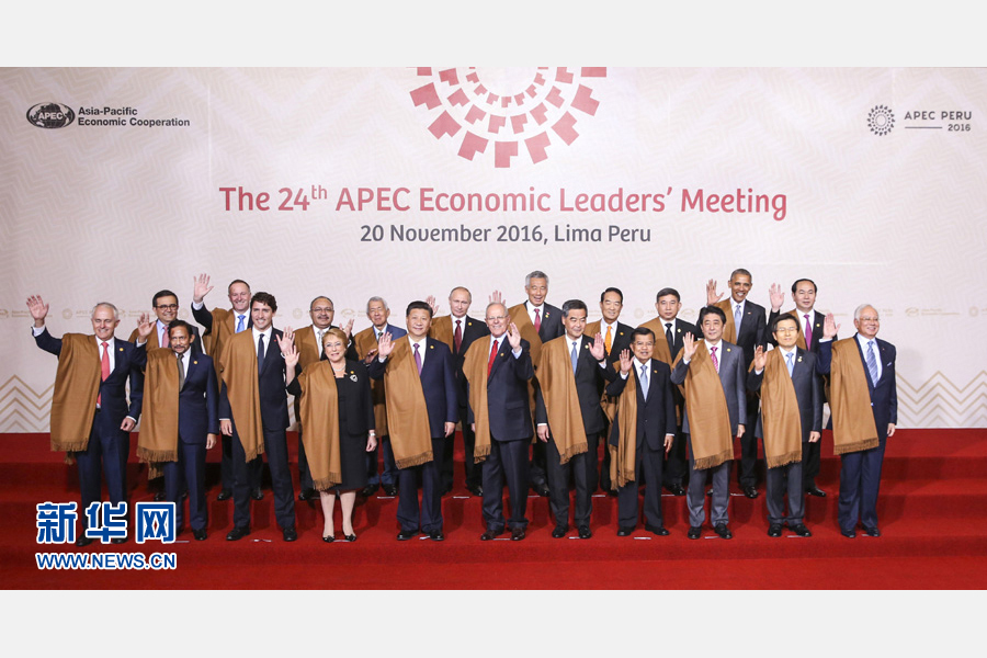 11月20日，亞太經(jīng)合組織第二十四次領(lǐng)導人非正式會議在秘魯利馬舉行。國家主席習近平出席并發(fā)表題為《面向未來開拓進取促進亞太發(fā)展繁榮》的重要講話。這是會議期間，國家主席習近平同其他亞太經(jīng)合組織成員經(jīng)濟體領(lǐng)導人、代表合影。 新華社記者 丁林 攝