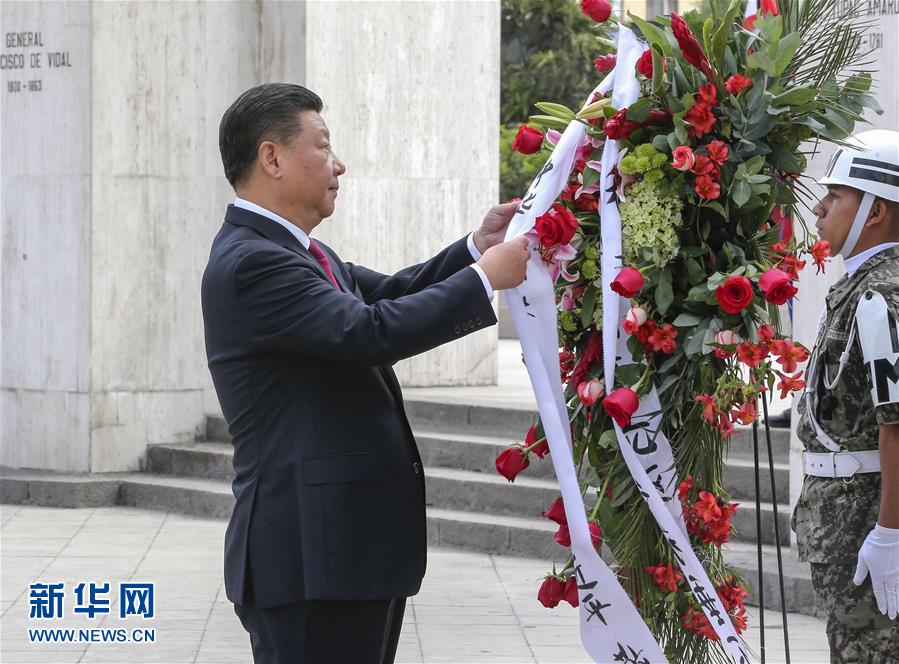 11月21日，國家主席習近平在利馬同秘魯總統(tǒng)庫琴斯基舉行會談。會談前，在庫琴斯基夫婦陪同下，習近平和彭麗媛向秘魯獨立先驅(qū)紀念碑敬獻花圈。新華社記者 丁林 攝