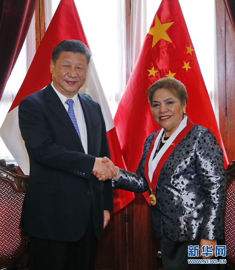 11月21日，國(guó)家主席習(xí)近平在利馬會(huì)見(jiàn)秘魯國(guó)會(huì)主席薩爾加多。新華社記者 鞠鵬 攝