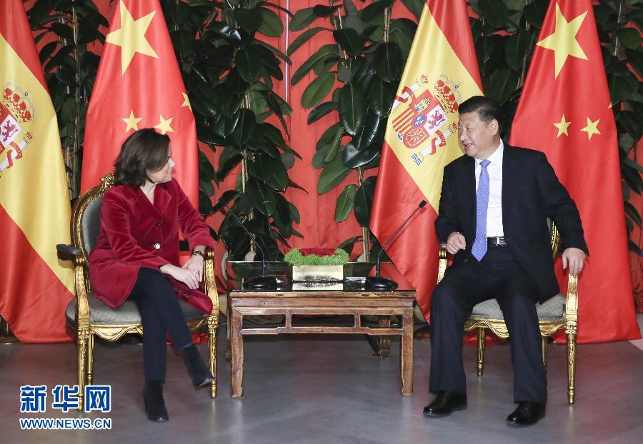 11月24日，國(guó)家主席習(xí)近平在西班牙大加那利島會(huì)見西班牙副首相薩恩斯。 新華社記者 蘭紅光 攝
